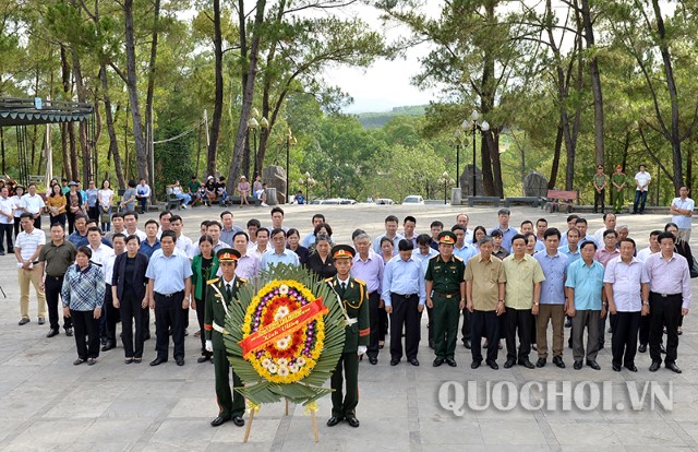 MỘT SỐ HÌNH ẢNH PHÓ CHỦ TỊCH THƯỜNG TRỰC QUỐC HỘI TÒNG THỊ PHÓNG VIẾNG NGHĨA TRANG LIỆT SỸ TRƯỜNG SƠN